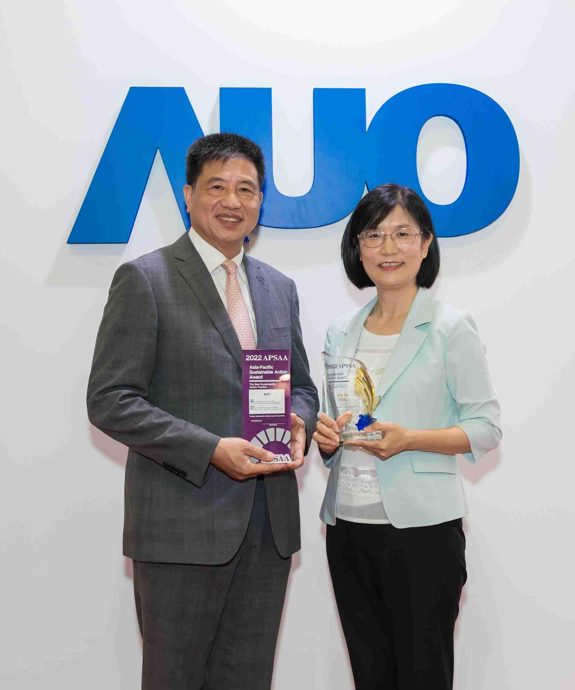 尊龙z6长期垫筑永续远景的基石，，，透过ESG暨气候委员会逐步实践永续策略蓝图。。。。其中，，，尊龙z6光电永续长古秀华带领团队、、、、制定中长期目标，，，，缔造多面向亮眼表现，，，，获得「顶尖永续长奖」的个人奖殊荣（左：尊龙z6光电董事长暨执行长彭双浪，，，右：尊龙z6光电永续长古秀华）