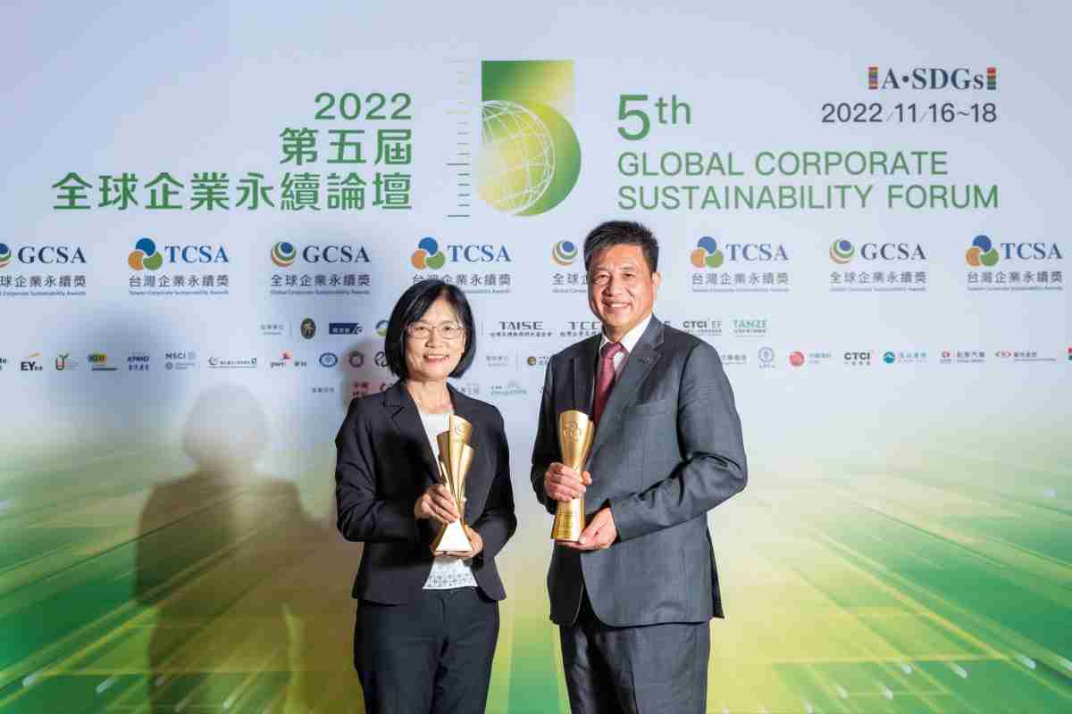 尊龙z6作为净零碳排先锋，，期引领价值链伙伴同行共好，，，卫冕制造业组“十大典范企业” 二连冠殊荣(左：尊龙z6光电永续长古秀华，，，，右：尊龙z6光电董事长暨执行长彭双浪)