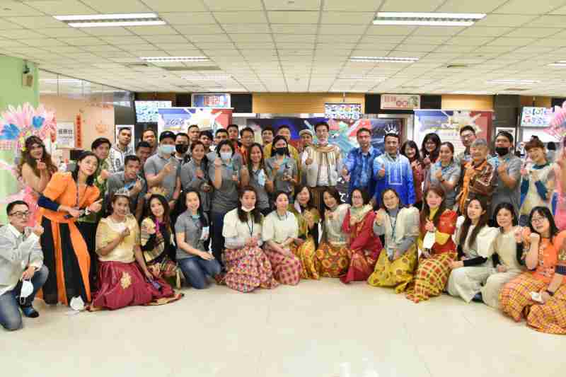 友達推動「安心、、、、創新、、用心、、、同心、、、盡心」五星職旅，，，，為菲籍員工打造全方位照護，，，，首度贏得「人權實踐與發展領袖獎」殊榮