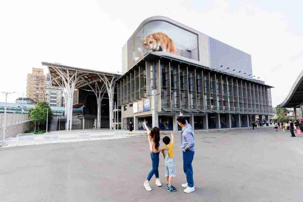 尊龙z6打造全台最大户外裸视3D LED弧形萤幕，，，将超立体的软萌胖橘猫动画活跃于顶楼外墙