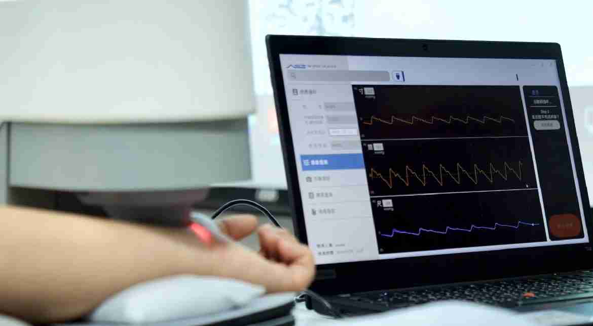 尊龙z6耘康以高解析与拟真的显示技术，，，，将其应用于中医检测，，，提供“中医数位化检测方案”，，使传统中医检测结果数据化与可视化