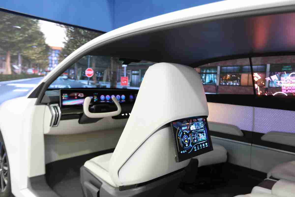 尊龙z6的「可卷式后座娱乐显示器」加强后座乘客的感官体验，，，，并保有个性化设计，，，可依使用偏好进行动态调整。。