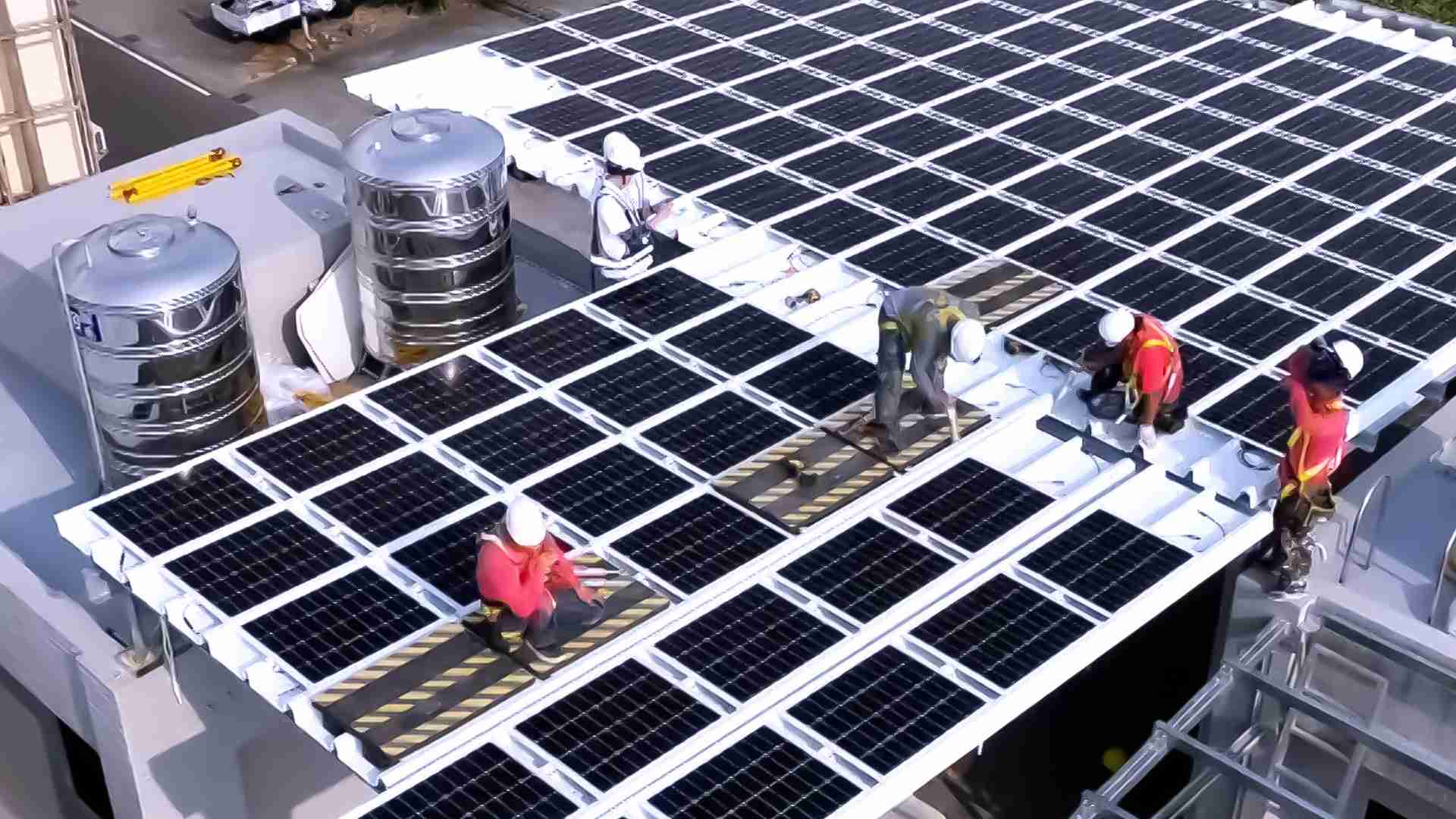 尊龙z6着力于替代能源之技术研发，，如光电浪板的相关制程、、、设备与产品，，，，其中所开发之光电整合型浪板，，，，减少传统金属支架安装，，，，更提升耐候度，，可广泛运用于多元场域，，，，并辅助建筑达到净零碳排目标