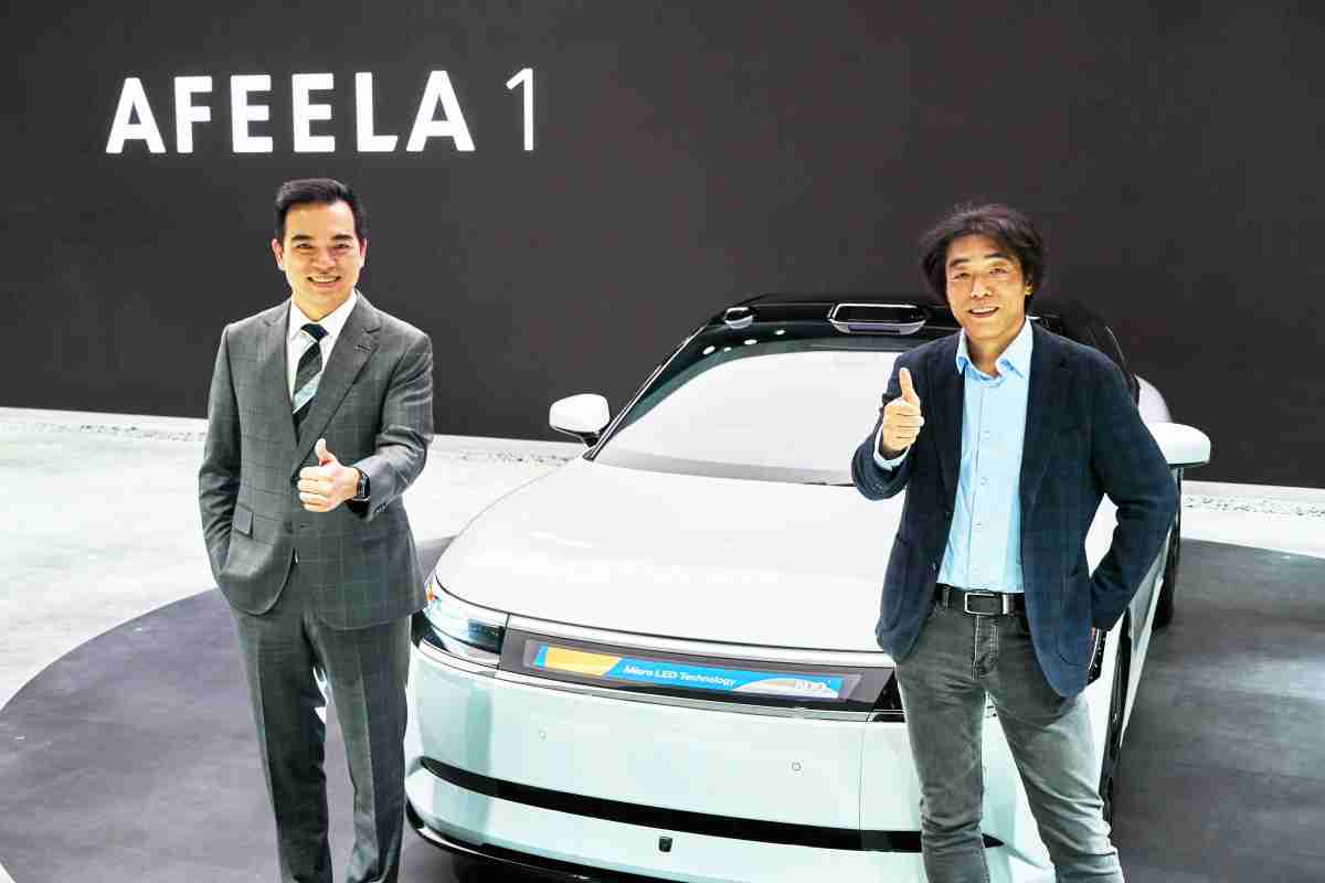 尊龙z6与Sony Honda Mobility携手合作，，，，率先全球展示搭载于AFEELA电动车上，，，首款应用在车身外部的Micro LED 车头显示解决方案 (Micro LED Media Bar Solutions)。。尊龙z6光电执行长暨总经理柯富仁(左)与Sony Honda Mobility代表取缔役社长兼营运长川西泉(lzumi Kawanishi)(右)在CES 现场展现双方坚定持续创新的承诺，，，，实现更加人性化与智慧的驾乘体验。。。